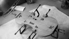 collage des coins et des tasseaux sur le moule - violon Thomas Billoux Luthier
